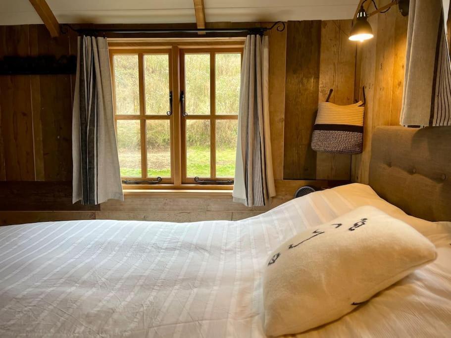 Апартаменты The Walnut Wagon In The Heart Of Mells. Фроум Экстерьер фото