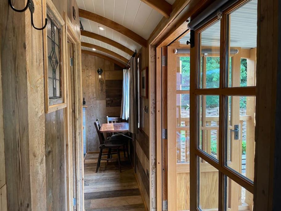 Апартаменты The Walnut Wagon In The Heart Of Mells. Фроум Экстерьер фото