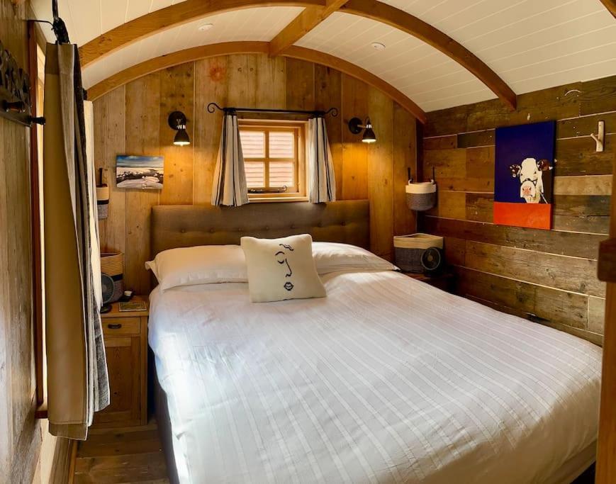 Апартаменты The Walnut Wagon In The Heart Of Mells. Фроум Экстерьер фото